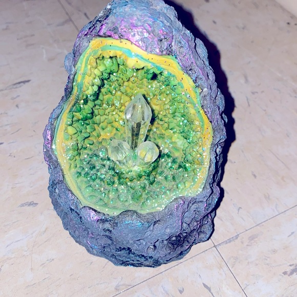 GREEN AGATE CAVE CRYSTAL COLOUR CHANGING LED DECOR - Picture 1 of 3